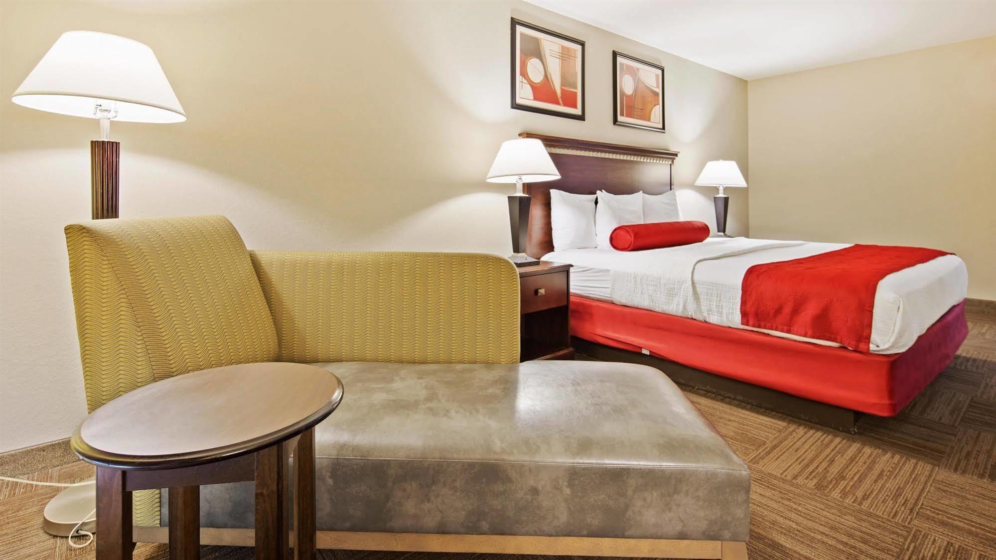 Western & Hotel 3*